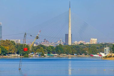 Belgrad, Sırbistan - 04 Ekim 2021: Ada Eğlence Gölü ve Güneşli Sonbahar Günü 'nde Sütun Köprüsü.