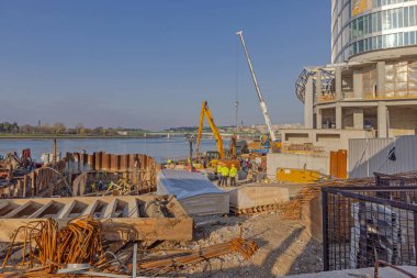 Belgrad, Sırbistan - 25 Kasım 2021: Belgrad Sahil İnşaat Alanı Sava Banks Nehri 'nde Güneşli Sonbahar Günü.
