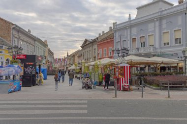 Novi Sad, Sırbistan - 21 Eylül 2021: Dunavska Caddesi 'nde Yürüyen İnsanlar Sonbahar Günü.