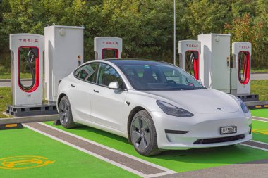 Belgrad, Sırbistan - 13 Ekim 2021: Sırbistan 'ın Ikea kentindeki Hızlı Şarj İstasyonu Tesla.