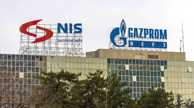 Belgrad, Sırbistan - 27 Aralık 2021: Rus Petrol Kuruluşu Gazprom Neft ve Nis İşaretleri Ofis Binasının Tepesinde.