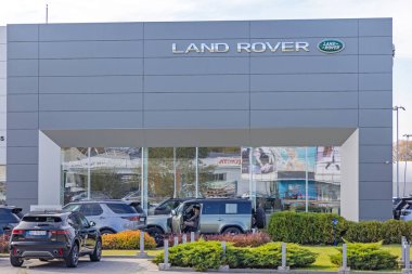 Belgrad, Sırbistan - 03 Kasım 2021: British Motors Company Land Rover Galerisi Belgrad 'ın kuzeyinde.
