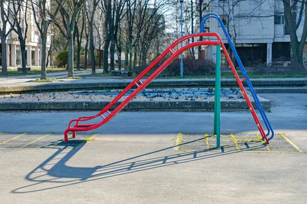 Red Metal Slide Placu Zabaw Dla Dzieci City Park — Zdjęcie stockowe