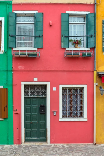 Úzký Červený Dům Ostrově Burano Itálie — Stock fotografie