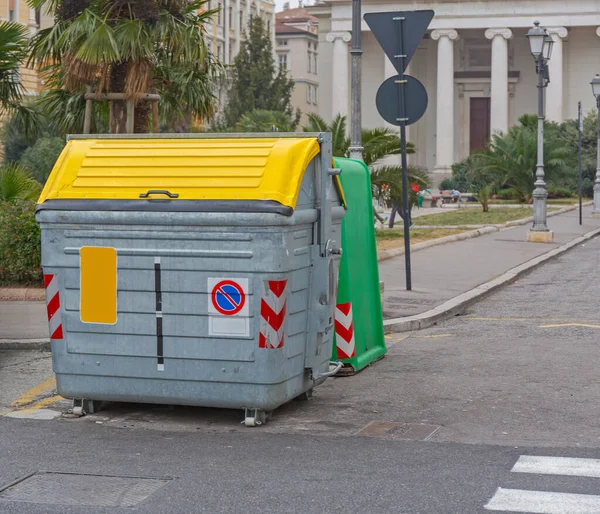 Velká Přihrádka Recyklaci Papíru Žlutým Víčkem Ulici Itálii — Stock fotografie