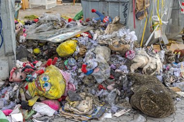 Belgrad, Sırbistan - 31 Ağustos 2021: Yeni Belgade 'deki Yangından Sonra Eski Çin Alışveriş Merkezi' nde Yanan Oyuncaklar.