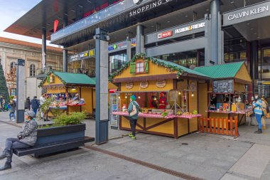 Belgrad, Sırbistan - 28 Kasım 2021: Sosis Izgara Şarap Alışveriş Merkezi önündeki Noel Pazarı 'nda.