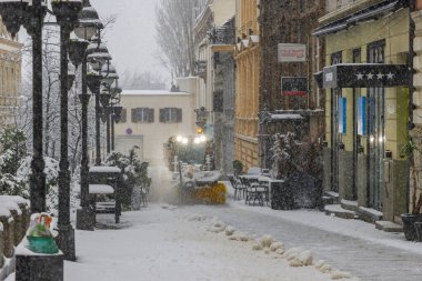 Belgrad, Sırbistan - 12 Aralık 2021: City Street Winter 'da Kar Temizleme Elektrikli Fırça Makinesi.