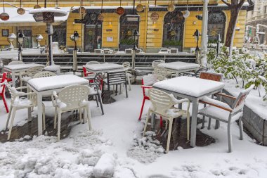 Belgrad, Sırbistan - 12 Aralık 2021: Açık Restoran Terası Islak Kar Kışla Kaplandı.