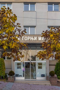 Gornji Milanovac, Sırbistan - 07 Kasım 2021: Gornji Milanovac Belediyesine Giriş, Sırbistan.