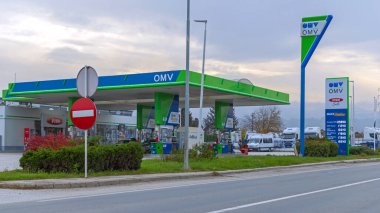Cacak, Sırbistan - 07 Kasım 2021: Cacak 'taki Konjevici' de Modern Petrol İstasyonu Avusturyalı Omv Şirketi.