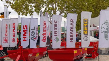 Novi Sad, Sırbistan - 21 Eylül 2021: Hint Üretici Mahindra Tarım Fuarı Fuarı Ticaret Fuarı 'nda Bayrakları Yükseltti.