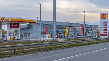 Cacak, Sırbistan - 07 Kasım 2021: Cacak 'taki Konjevici' de Modern Shell Petrol İstasyonu.
