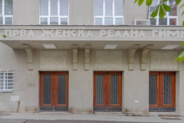 Belgrad, Sırbistan - 28 Ağustos 2021: Spor Salonu Eğitim Binasındaki İlk Kadın Dilbilgisini İmzala.