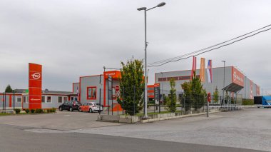 Dobanovci, Sırbistan - 30 Eylül 2021: Ulaştırma ve Lojistik Şirketi Gebruder Weiss Dağıtım Deposu.
