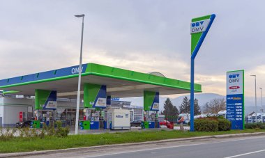 Cacak, Sırbistan - 07 Kasım 2021: Cacak 'taki Konjevici' de Modern Petrol İstasyonu Avusturyalı Omv Şirketi.