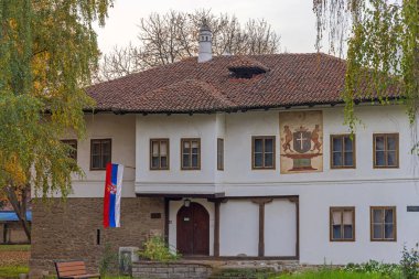 Cacak, Sırbistan - 07 Kasım 2021: Sonbahar Günü Ulusal Tarih Müzesine Giriş.