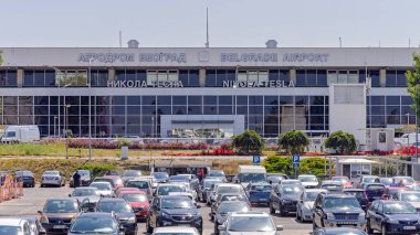 Belgrad, Sırbistan - 12 Ağustos 2021: Belgrad Havaalanı Nikola Tesla Binası Otomobil Otoparkı Manzarası.