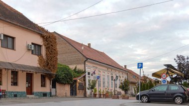 Irig, Sırbistan - 21 Eylül 2021: Akşam Fruska Gora Voyvodina 'da İrig Kasaba.