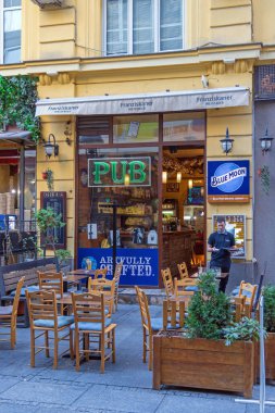 Belgrad, Sırbistan - 29 Ekim 2021: Belgrad Şehir Merkezindeki Mavi Ay Pub.