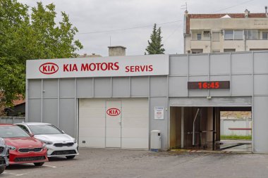 Novi Sad, Sırbistan - 21 Eylül 2021: Novi Sad, Sırbistan 'daki Kia Motors Servis Garajı.