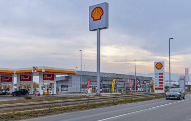 Cacak, Sırbistan - 07 Kasım 2021: Cacak 'taki Konjevici' de Modern Shell Enerji Petrol İstasyonu.