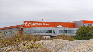 Dobanovci, Sırbistan - 30 Eylül 2021: Ulaştırma ve Lojistik Şirketi Gebruder Weiss Dağıtım Deposu.