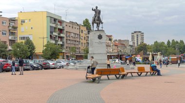 Novi Sad, Sırbistan - 21 Eylül 2021: Sırbistan Kralı I. Peter Karadjordjeviç Binicilik Heykeli Novi Sad 'daki Cumhuriyet Meydanı' nda.