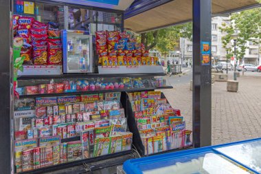 Belgrad, Sırbistan - 07 Ekim 2021: Eski Belgrad 'daki Gazete Temsilcisi Kiosk' ta Dergiler ve Gazeteler.
