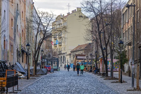 2021年11月27日 人们在Skadarska Cobblestone Street Cold Autumn Day散步 — 图库照片