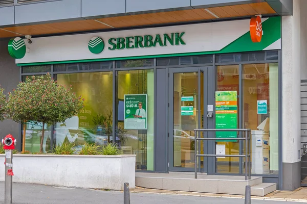 Belgrad, Sırbistan - 15 Ekim 2021: Devlet Rus Bankası Sberbank PJSC Finans Şirketi.