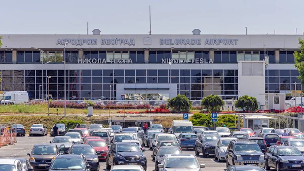 Belgrad Sırbistan Ağustos 2021 Belgrad Havaalanı Nikola Tesla Binası Otomobil — Stok fotoğraf