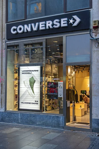セルビアのベオグラード 2021年10月29日 Knez Mihailova Streetにある有名なConverse All Star Shoes Shop — ストック写真