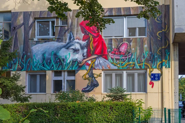 Βελιγράδι Σερβία Σεπτεμβρίου 2021 Τοιχογραφία Νεράιδας Κοκκινοσκουφίτσας Στο Street Name — Φωτογραφία Αρχείου