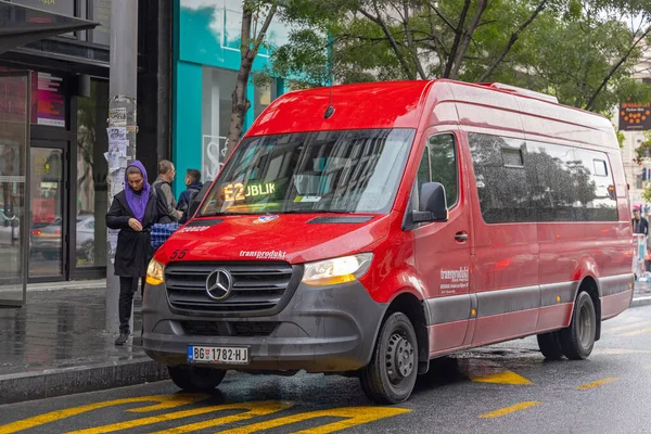 Belgrado Serbia Septiembre 2021 Red Mini Bus Public Transport Station — Foto de Stock