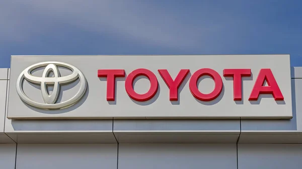 Belgrád Szerbia Szeptember 2021 Japán Autógyártó Toyota Bejelentkezés Kék Nyári — Stock Fotó
