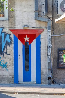 Belgrad, Sırbistan - 06 Eylül 2021: Belgrad şehir merkezindeki Binada Küba Bayraklı Kapı.