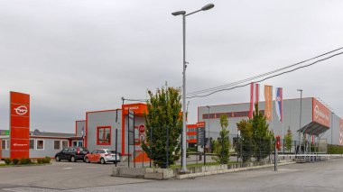 Dobanovci, Sırbistan - 30 Eylül 2021: Ulaştırma ve Lojistik Şirketi Gebruder Weiss Dağıtım Deposu.