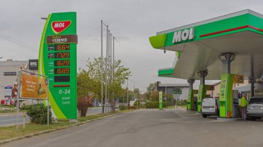 Belgrad, Sırbistan - 07 Ekim 2021: Belgrad 'daki Visnjicka Caddesi' ndeki Macar Mol Petrol İstasyonu.