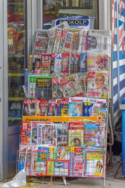 Belgrad, Sırbistan - 07 Ekim 2021: Dükkanın Önündeki Rafta Gazete ve Dergiler.