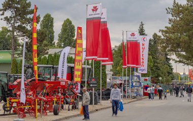 Novi Sad, Sırbistan - 21 Eylül 2021: Tarım Fuarı 'nda Helti Tarım Ekipmanları ve Massey Ferguson Traktörleri.