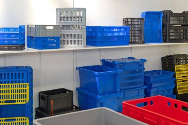 Nakliye için plastik sandıklar ve kutular