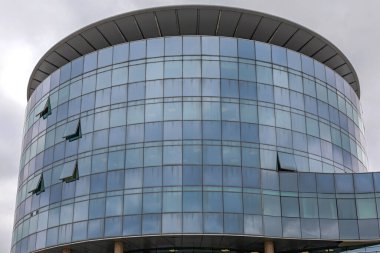 Mavi Cam Yüzlü Modern Yuvarlak Ofis Binası
