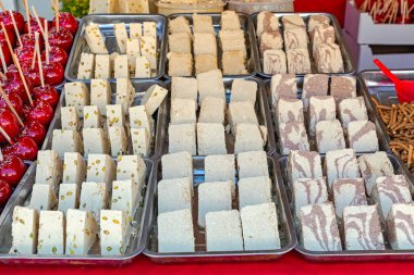 Geleneksel Susam Halva Çeşitliliği Tepsilerde Tatlı Tatlı Tatlı Tatlı