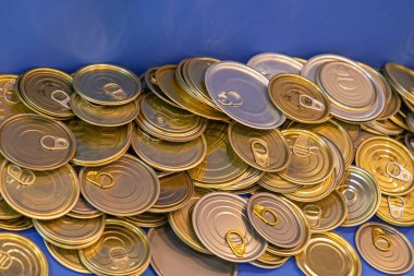 Büyük Konserve Kutuları Etiketli Teneke Kapaklar