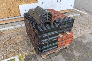 House İnşaat Alanında Çatı Döşemeleri Paleti