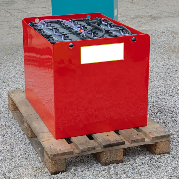 パレット輸送の箱に鉛蓄電池パック — ストック写真
