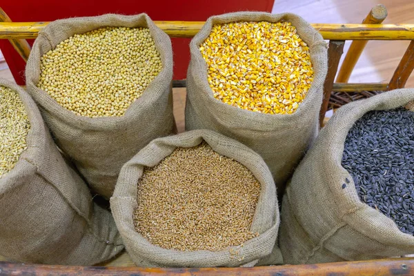 Verschiedene Getreidesäcke Aus Landwirtschaftlichen Erzeugnissen — Stockfoto