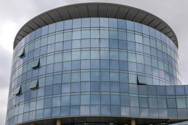 Modern Runda Kontorsbyggnad Med Blå Glasfasad — Stockfoto