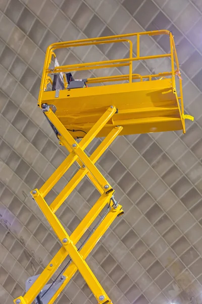 Scissor Lift Aerial Work Platform Large Hall — Stock Photo, Image